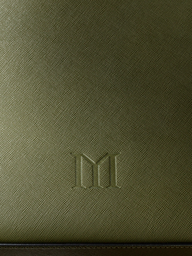 Détail du logo gravé du sac fourre-tout DeuxVin en cuir Maison Marrain vert vigne