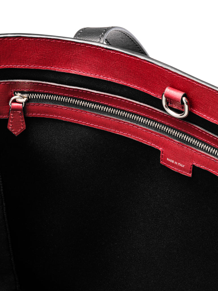 Detail of the inside pocket of Maison Marrain The DeuxVin leather Bag noir in black 