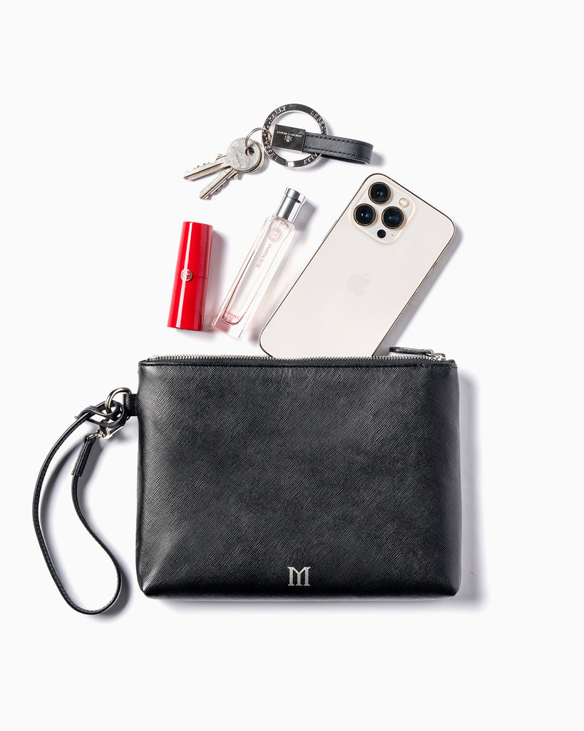 Devant de Maison Marrain DeuxVie petite pochette en cuir noir avec dragonne smartphone rouge à lèvres et clés